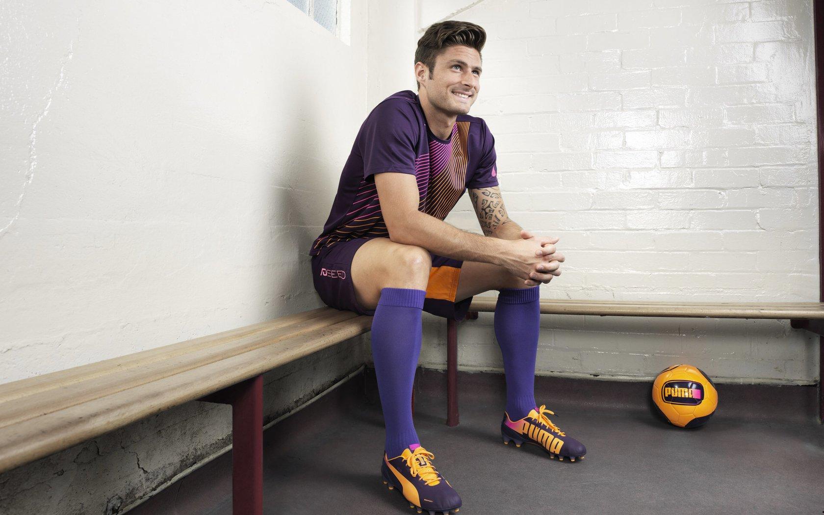 霍勒迪谈球队首战表现,进攻尚可但防守需提升,强调团队协作是关键